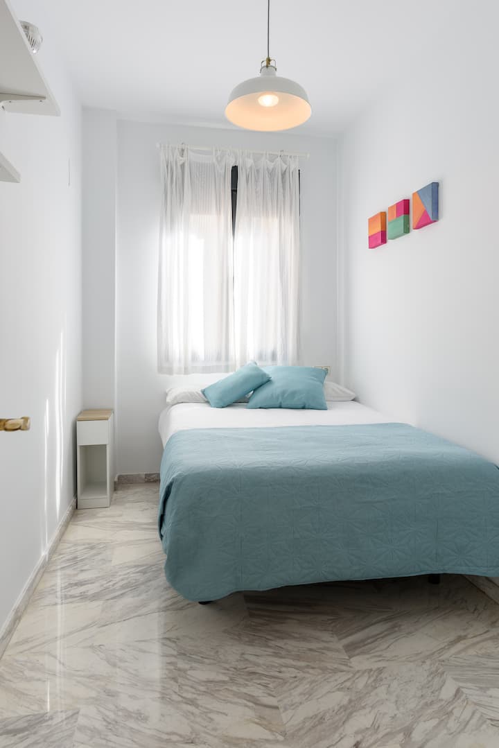 ห้องนอน 2 พร้อมเตียงคู่และตู้เสื้อผ้าบิวท์อิน