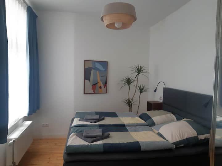 Dormitorio I con cama matrimonial tamaño queen, somier