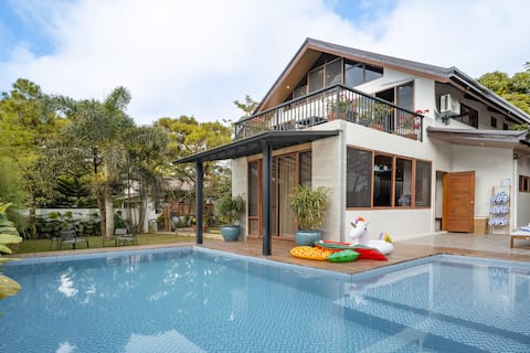 TwoPinesPlace: Fits 20, Heated Pool, Insta-worthy