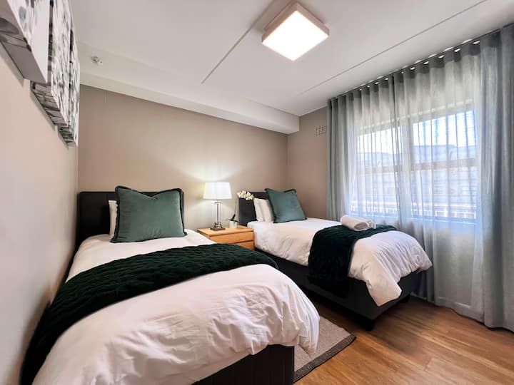 Възможност за избор между 2 единични легла или 1 голямо двойно легло.
