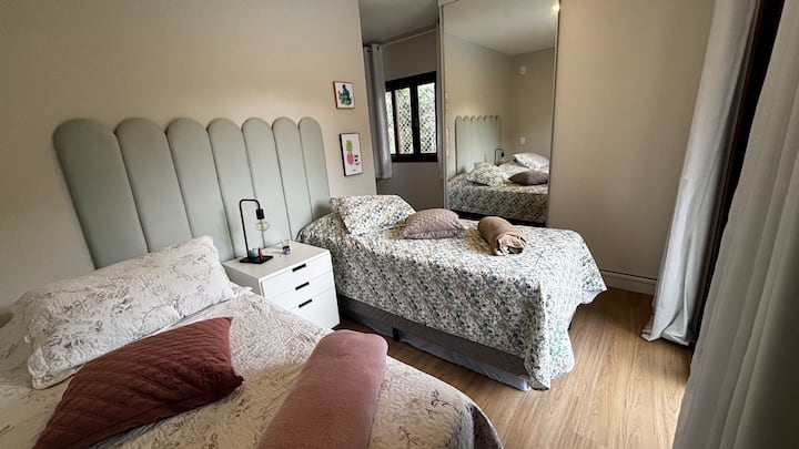 Suita e dytë e dhomës së gjumit me krevate dopio dhe mund të grupohen së bashku për të akomoduar një çift.