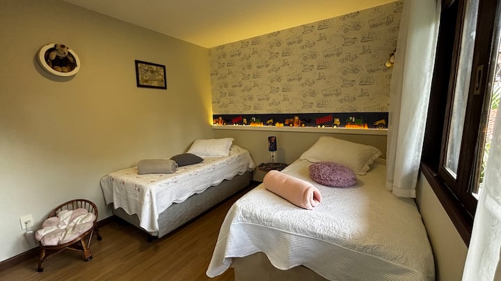 Suita e 3-të e dhomës së gjumit me krevate dopio dhe mund të grupohen së bashku për të akomoduar një çift.