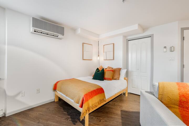 La nostra camera da letto è in stile monolocale, il letto matrimoniale si trova nella stessa zona dello spazio abitativo. Oltre a una lampada da lettura a soffitto, troverai un ampio spazio per riporre gli effetti personali con un comodino per il tuo comfort.