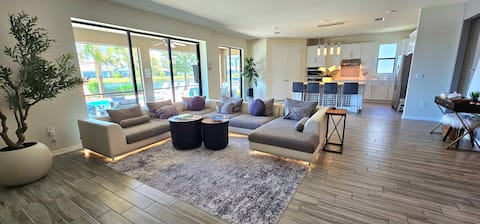 Successful Airbnb property: Spacious 5BR Poolside Retreat / Pool / Lake view in San Carlos Park
