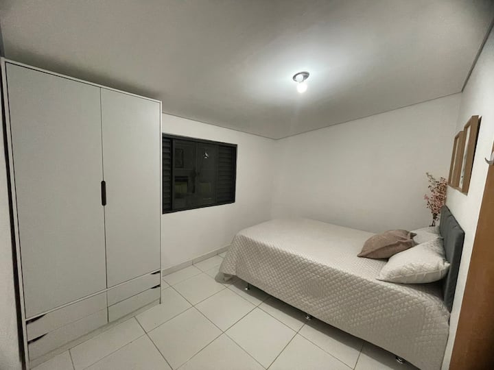 Dhomë për 3 persona (krevat dopio + krevat ndihmës) me gardërobë