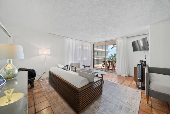 View the ocean and listen to the sounds of the waves from our comfortable and spacious living room.  Smart TV and daybed. Open, light-filled living space designed for comfort and calm