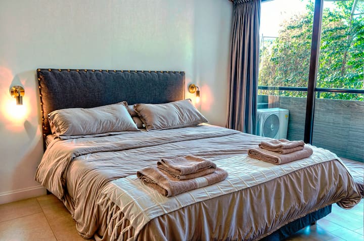 Კომფორტული საძინებელი დიდი ზომის საწოლით, რბილი ზეწრებითა და თბილი განათებით. Მშვიდი სივრცე დიდი ფანჯრებით, რომ დატკბეთ ხედით. Იდეალურია თავგადასავლებით სავსე დღის შემდეგ დასვენებისთვის.