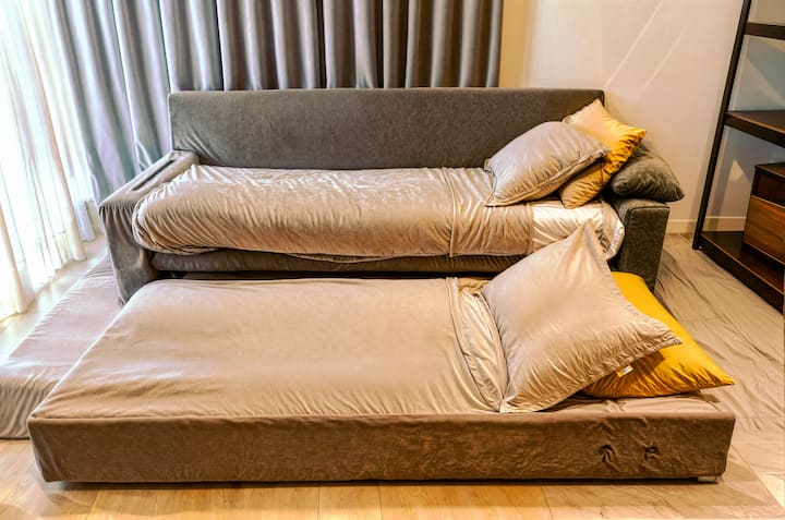 Თანამედროვე და მყუდრო სივრცე ელეგანტური მისაღები ოთახით, კომფორტული დივნითა და სავარძლებით. Მინიმალისტური და ფუნქციური გაფორმება, იდეალურია დასვენებისთვის. Იდეალურია კომფორტსა და სტილში სტუმრობისთვის.