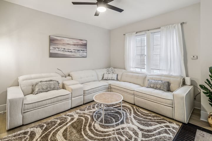 Užite si našu priestrannú obývaciu izbu okolo konferenčného stolíka so svojimi kamarátmi, zahrajte si svoje obľúbené stolové hry alebo sledujte svoje obľúbené relácie v našej televízii.