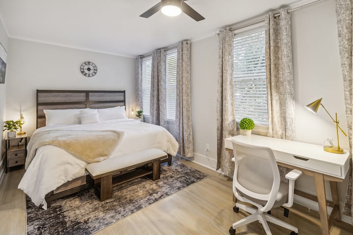 Užite si najlepší spánok na našom matraci z pamäťovej peny a vykonajte svoju produktívnu prácu v našom vyhradenom pracovnom priestore v tejto miestnosti. Dostatok priestoru umožňuje vám a vášmu partnerovi sadnúť si a pripraviť sa na ďalší krásny deň.