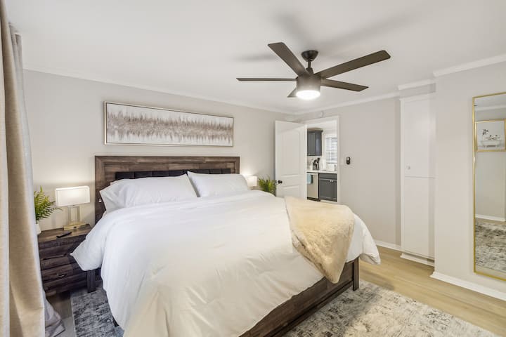 Spite čo najlepšie na našom matraci z pamäťovej peny a vykonajte svoju produktívnu prácu v našom vyhradenom pracovnom priestore v tejto miestnosti. Prípadne si môžete oddýchnuť na posteli a sledovať svoje obľúbené relácie v televízii.