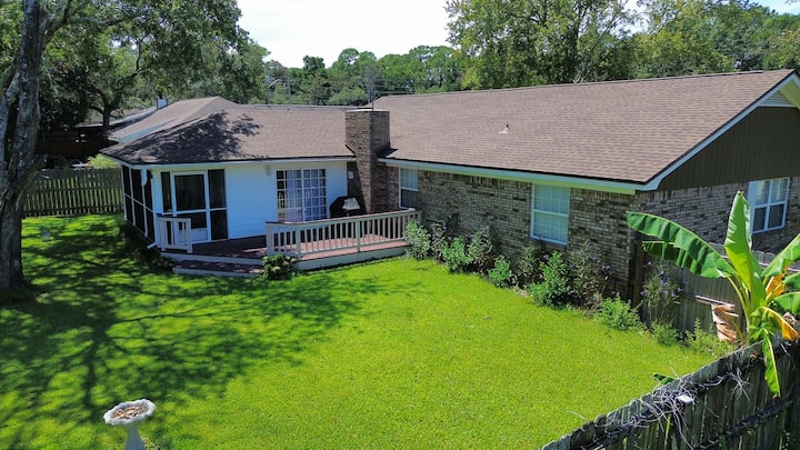 Gulf Coast Getaway Home-3 Bed,  7m Walk To Bay - Mary Esther, FL