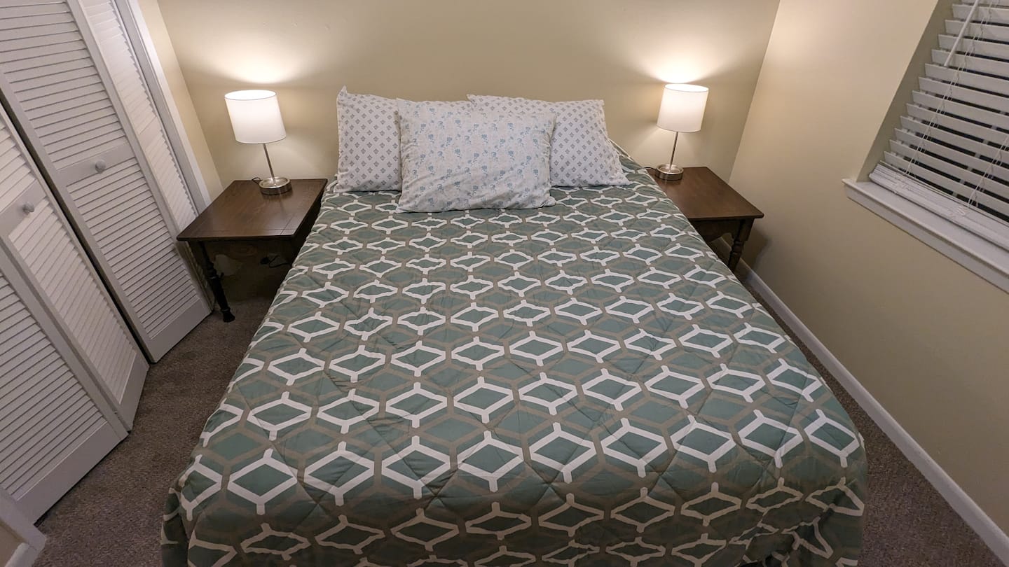 BEDROOM 2/3 Queen