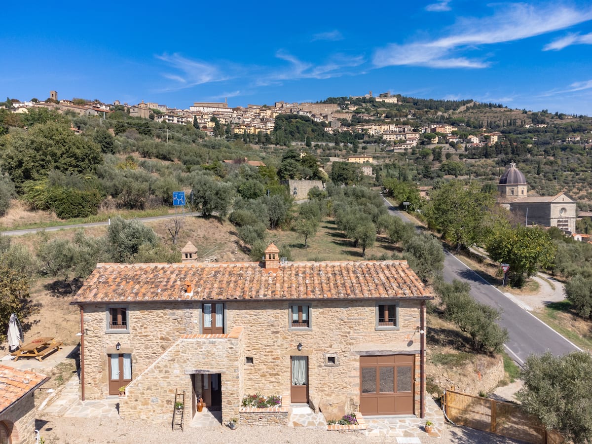 Antico Casale — Piscina privata e vista su Cortona — 32