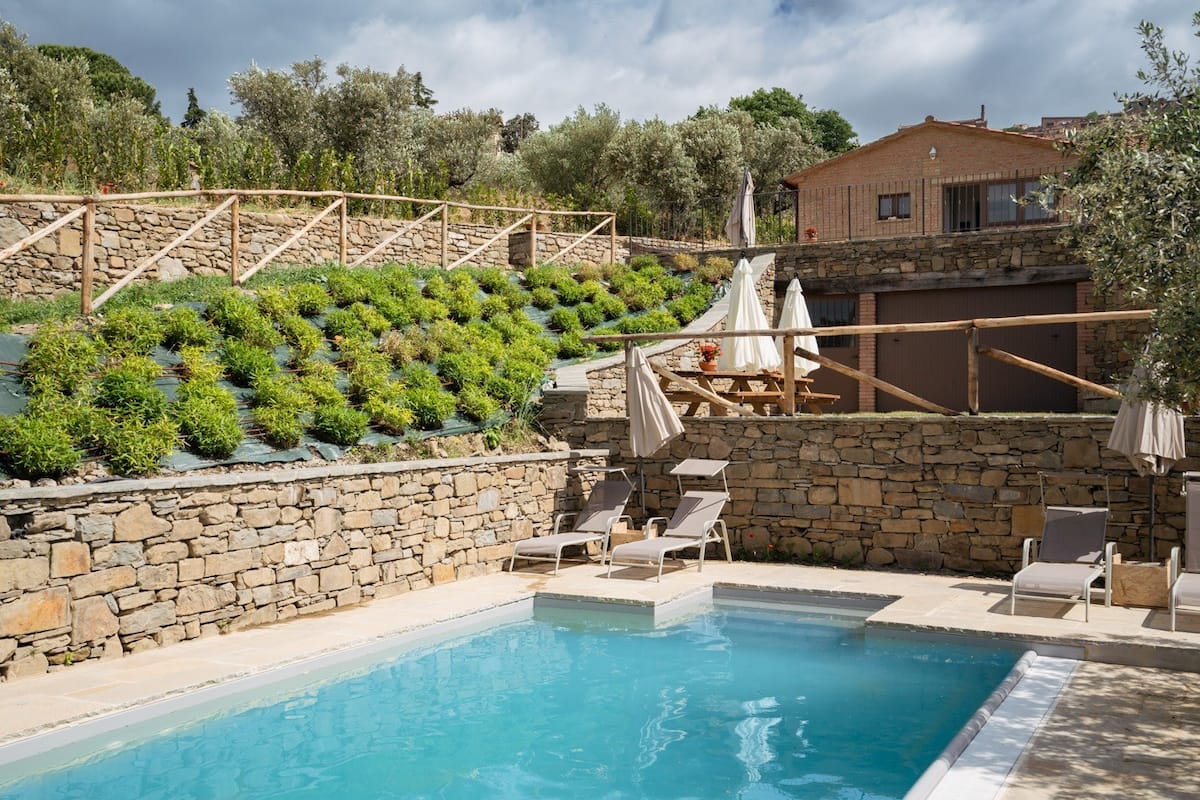 Antico Casale — Piscina privata e vista su Cortona — 45