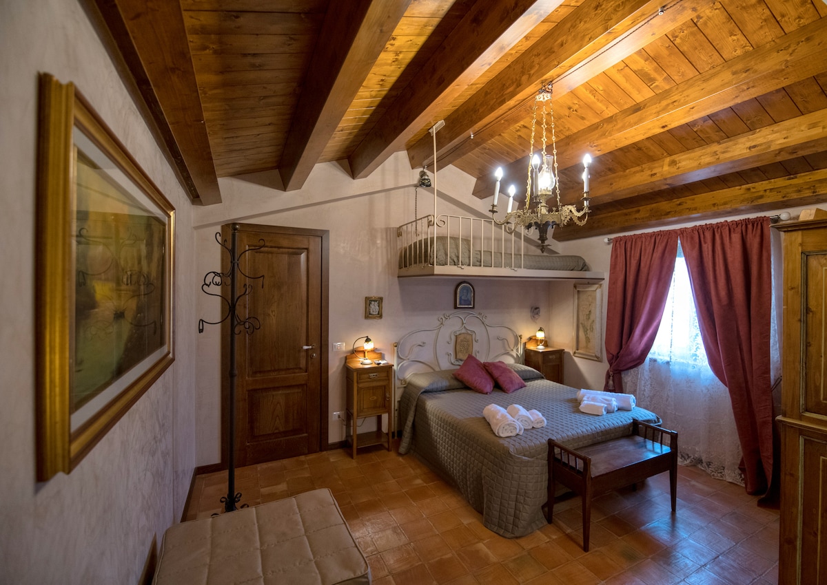 тази стая отвъд леглото на лофта има пуф (в долната част на пода), който се отваря към леглото, а в килера, който виждате само парче вдясно, можете да намерите необходимото. Може да се добави легло за къмпинг