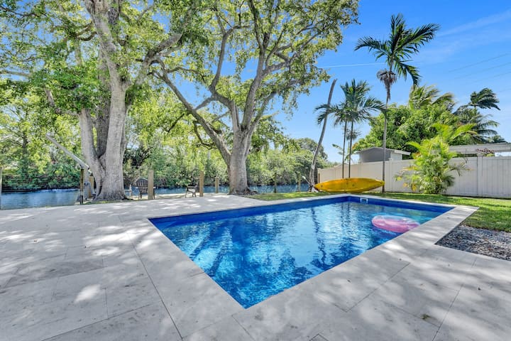 Private Waterfront Paradise minutes from Miami gallery image 2