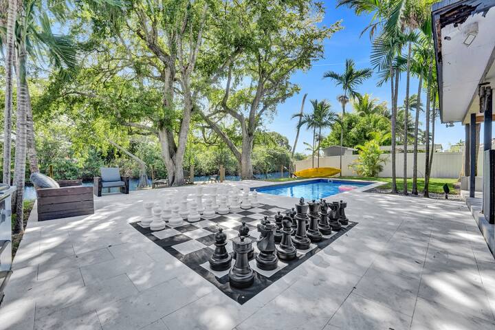 Private Waterfront Paradise minutes from Miami gallery image 5