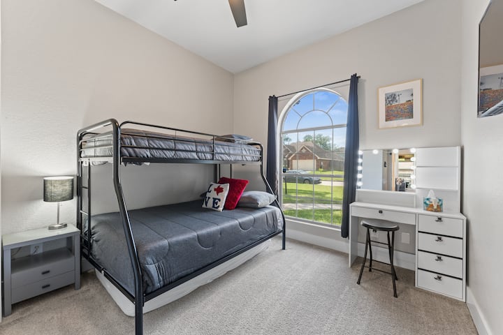 Slaapkamer 4 met een volledig bed aan de onderkant en een twin aan de bovenkant. Heeft ook een uittrekbaar matras eronder