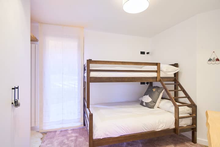 Bedroom 2: 135 cm double bunk bed + 90 cm single bed, ideal for children/families. With a closet and TV.