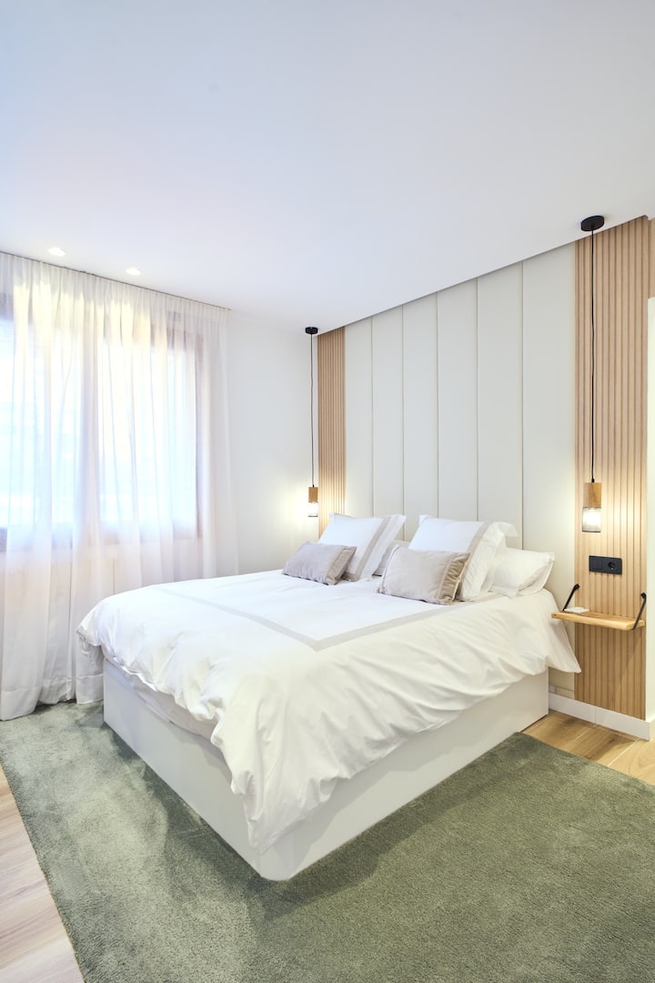 Master bedroom: 160 cm double bed with mood lighting. It also has a large dressing room and an ensuite bathroom.