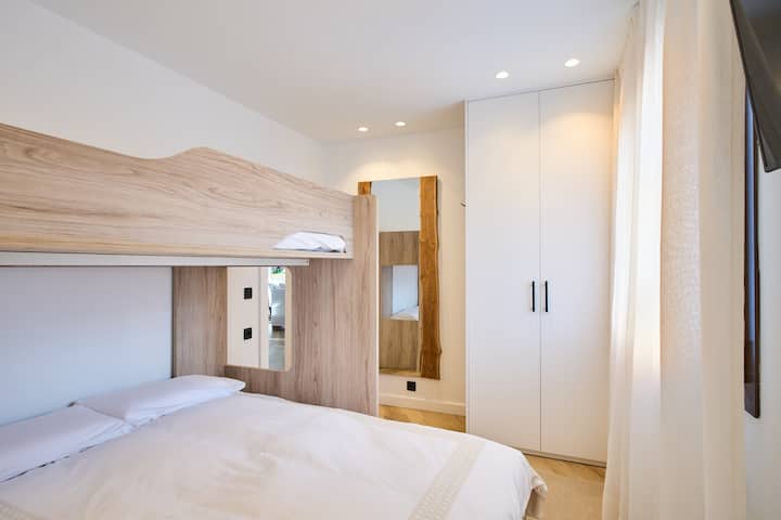 Bedroom 3: bunk bed with 150 cm double bed + 90 cm single bed, ideal for children/families. With a closet and TV.