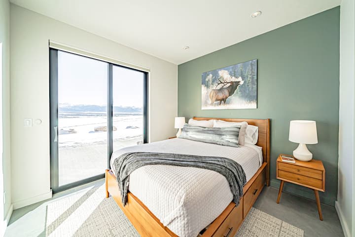 El dormitorio #2 está ubicado en la planta principal y tiene acceso al patio al aire libre.