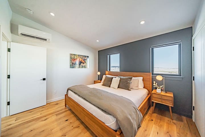 El dormitorio n.º4 tiene una cama tamaño king y se encuentra en la planta superior, junto a la sala de estar.