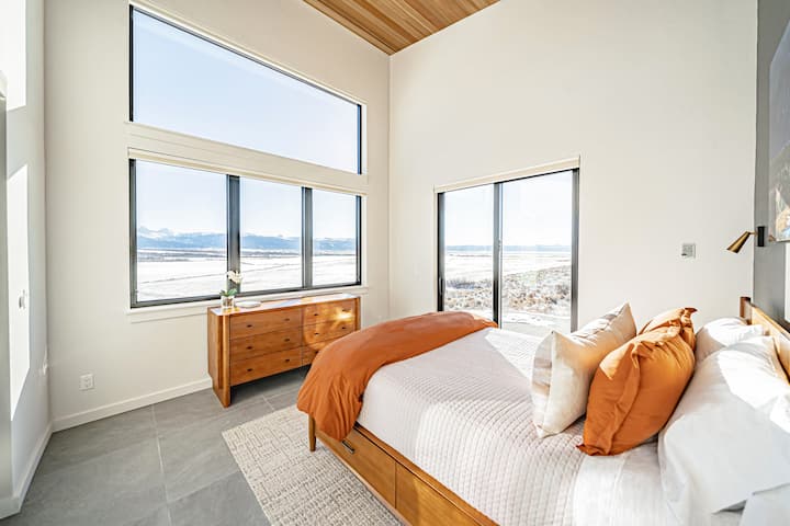 En el dormitorio principal te reciben fantásticas vistas, techos altos y mucha luz. 