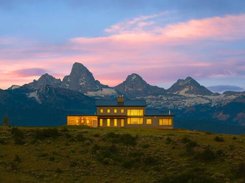 Luxury Ridgetop Retreat w/ Epic Views & Hot Tub!