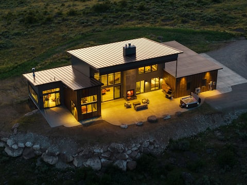 Basecamp Stays: Lux Retreat, Epic Views, & Hot Tub