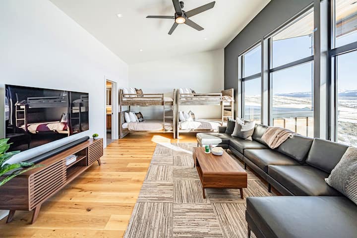 Arriba, disfruta de una sala de estar adicional con dos juegos de literas, ¡perfecto para los niños!