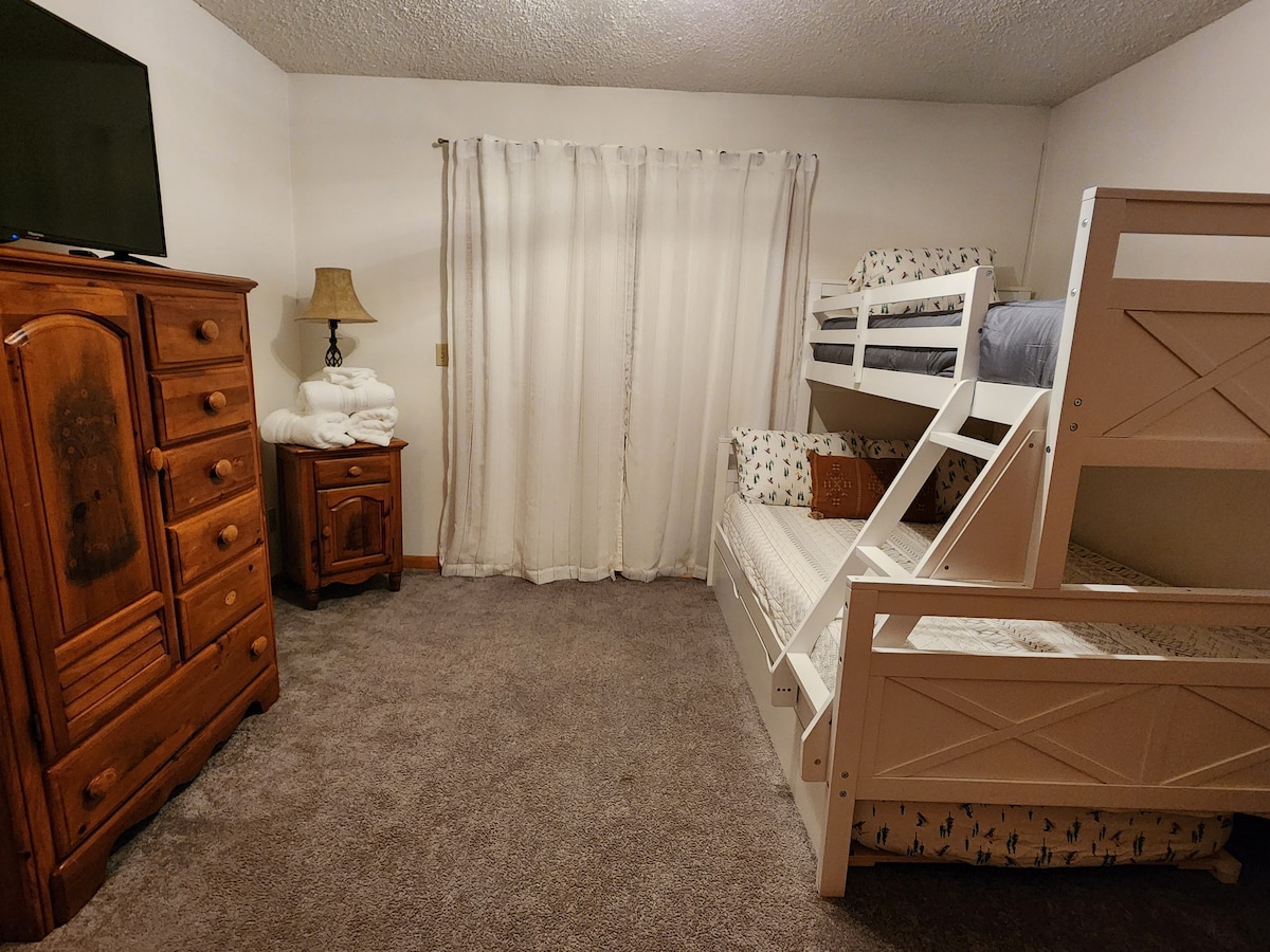 Habitación con literas: espacio lleno de diversión para niños, completo con una decoración encantadora y una acogedora configuración de TV.
