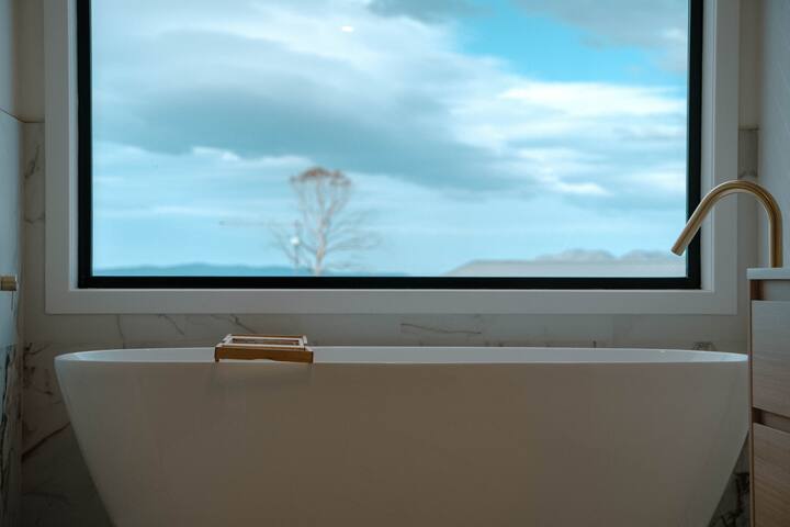 The White House ~ Your ultimate escape! gallery image 2