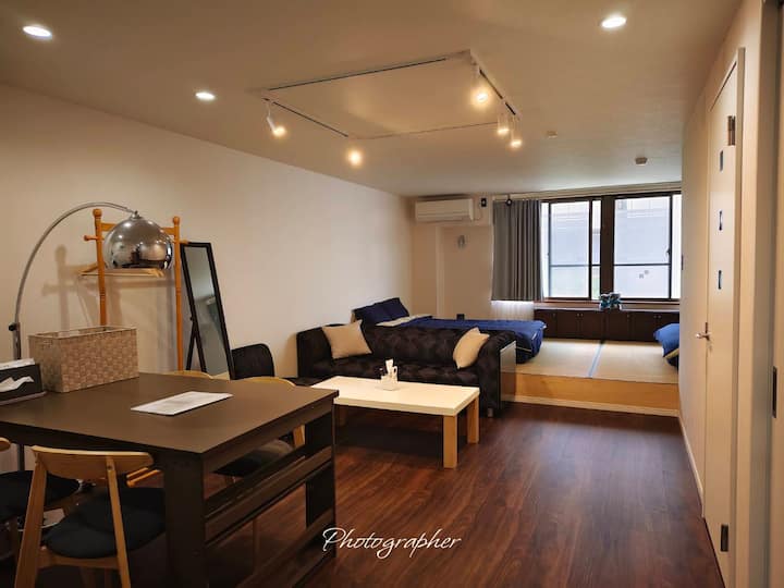 位于大楼二楼，室内布局合理，设有沙发，可供放松身心，还设有用餐区，可供享用美食。室内木纹和暖色调营造出温馨的氛围，让人感觉舒适。这个空间融合了温暖和优雅，非常适合那些想让日常生活更加奢华的人。配有空调、独立卫生间和马桶。 配有冰箱、微波炉和电锅。这是一个完美的房间，适合想要隐私的房客。