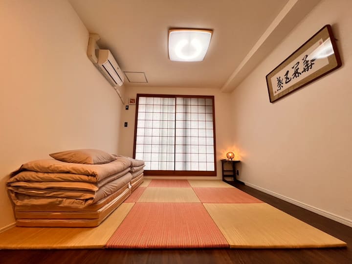 * Táto izba je smerom k hlavnej ceste, preto sa zdržte ľahkých pražcov, pretože v noci je tam nejaký hluk z dopravy.
* Spoločná sprchovacia miestnosť a WC sú na hornom poschodí.