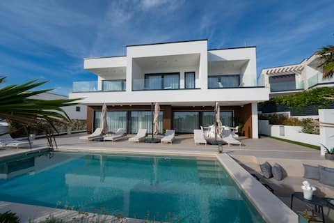 Luxury villa 360 with private heated pool