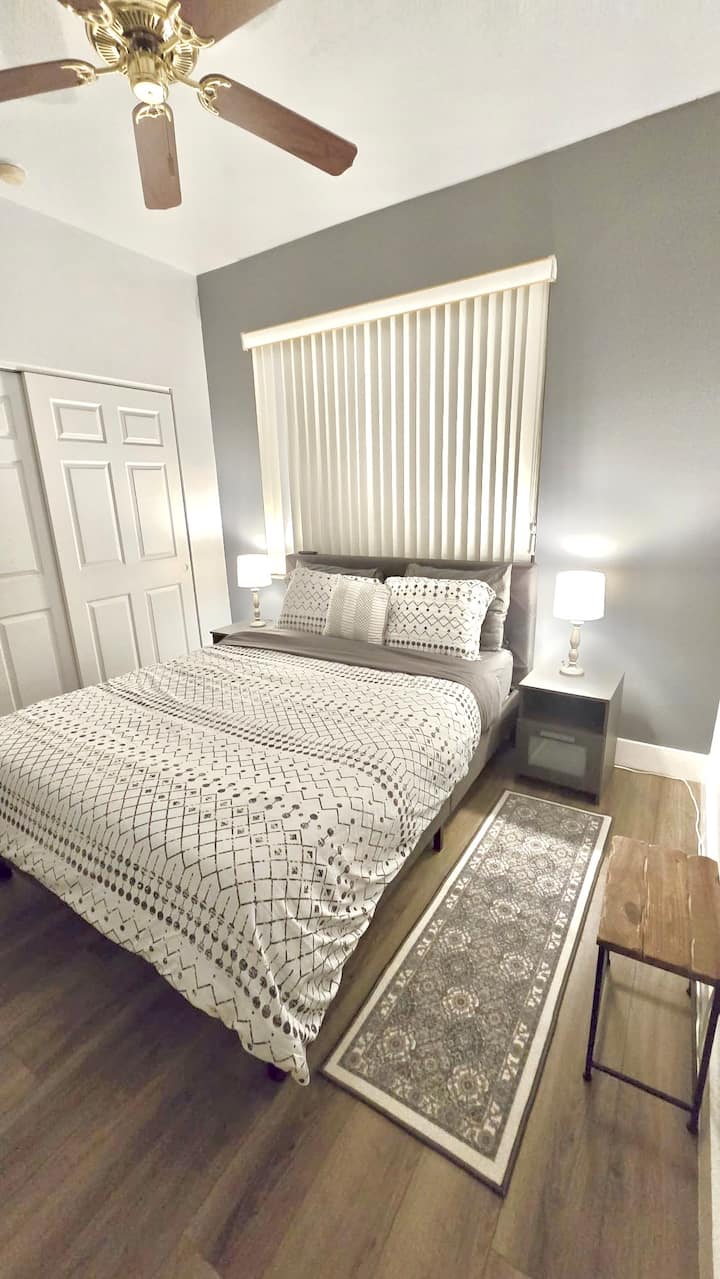 Una segunda suite principal diseñada para mayor comodidad y confort, con baño privado para mayor comodidad.