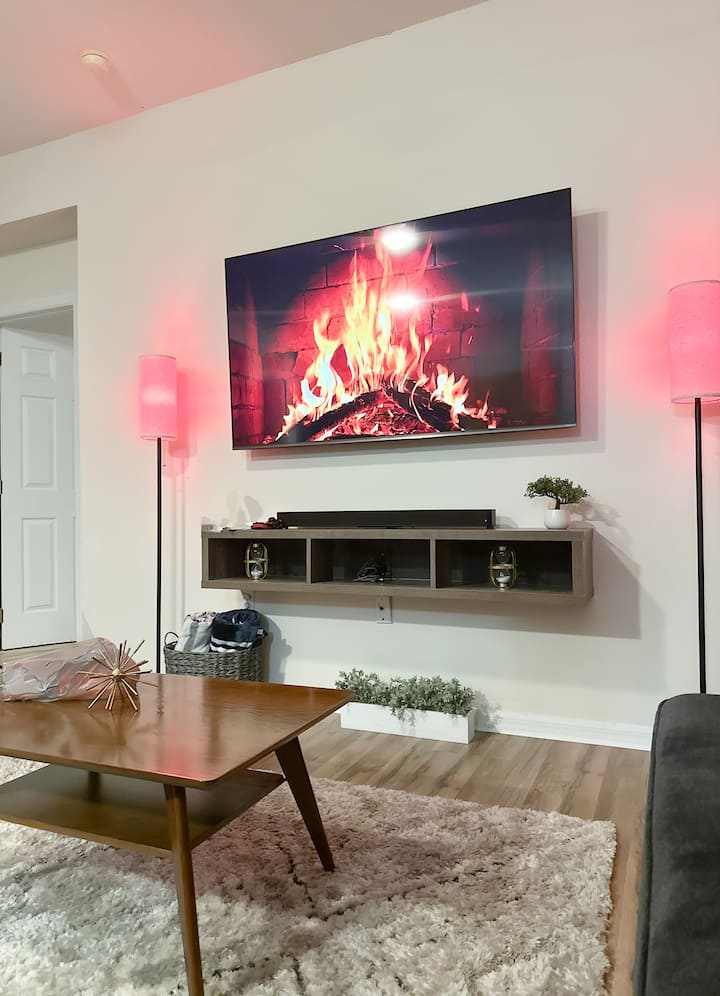 ¡Noche de cine lista! Disfruta de una amplia sala de estar con un televisor Roku de 65 pulgadas y todas tus aplicaciones de streaming favoritas.