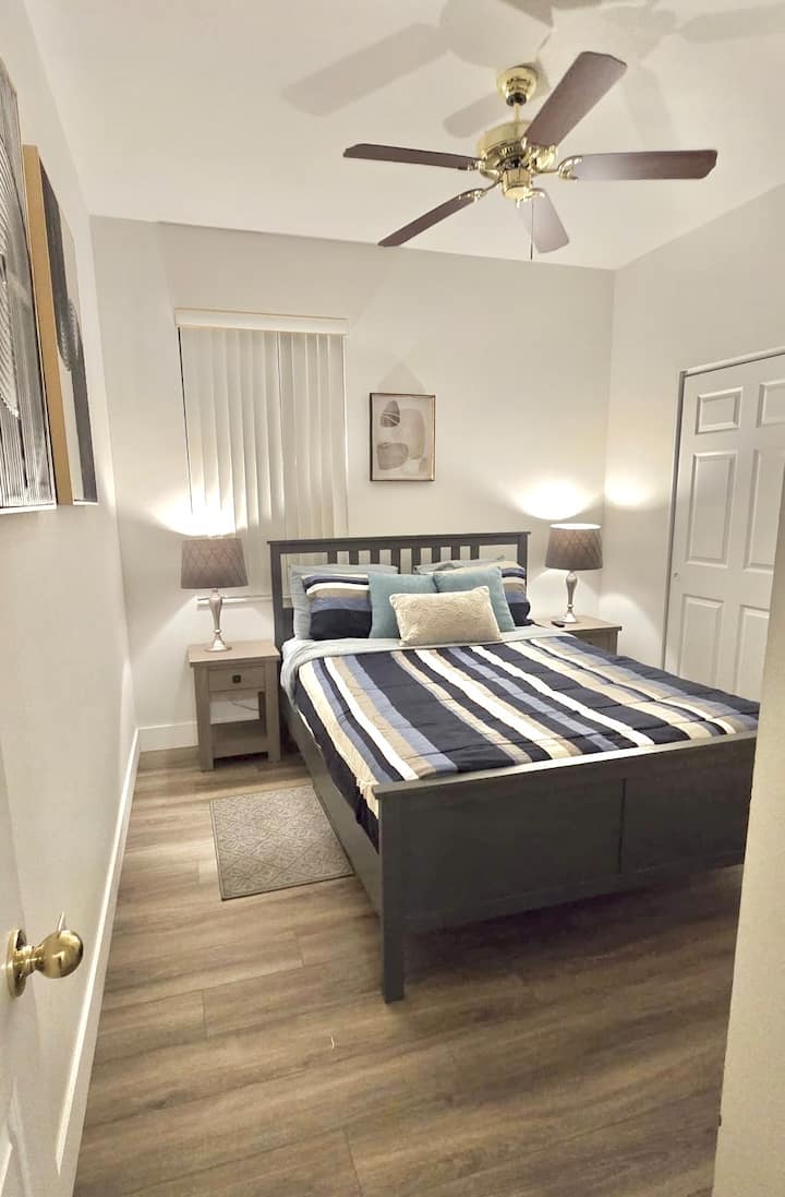 El dormitorio 4 ofrece una cómoda cama tamaño queen y un ambiente relajante para todos los huéspedes.