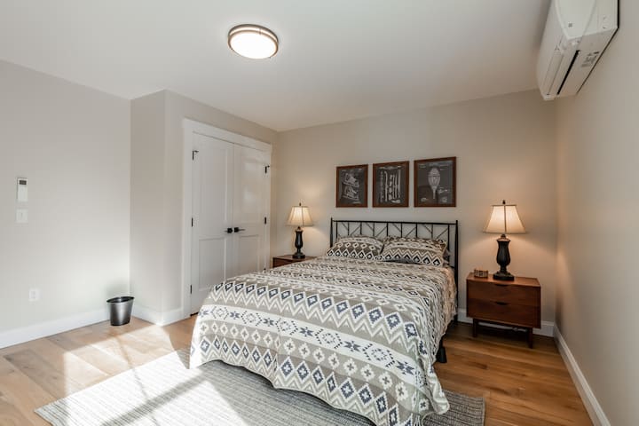 غرفة نوم بمقاس كبير في الطابق الثاني