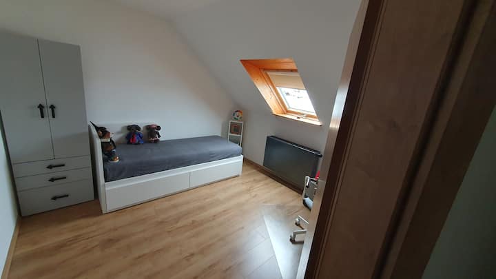 ניתן להמיר את המיטה למיטה זוגית (160x200) והיא מתאימה גם למבוגרים.