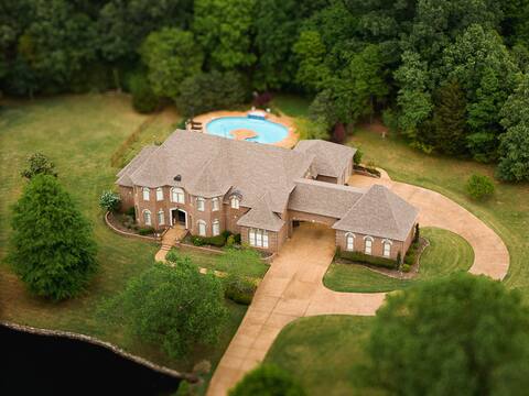 The Memphian Manor - Your Private Estate