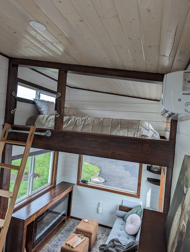 2nd Sleeping area, loft with ladder. Queen bed