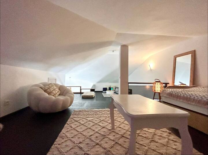 Un espace en hauteur avec un lit gigogne, des jeux et de la lumière naturelle, idéal pour les enfants. Un vrai coin cocon pour jouer, lire ou se reposer en toute tranquillité.