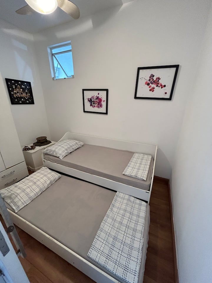 СТАЯ ЗА ГОСТИ С 2 ЛЕГЛА