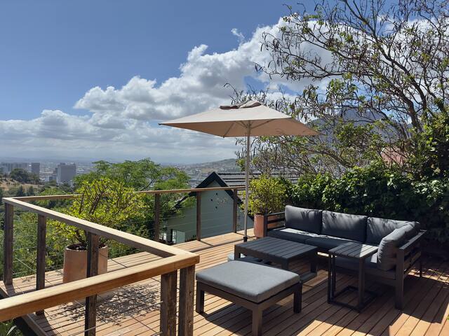 Contemporary Apartment with spectacular view gallery image 2