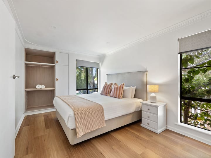 להירגע בחדר השינה המעוצב להפליא הזה עם מיטת קינג סייז מפוארת, עיצוב מסוגנן, אור טבעי ונופי גינה שלווים. עם אחסון מובנה ואווירה נעימה לנופש המושלם.