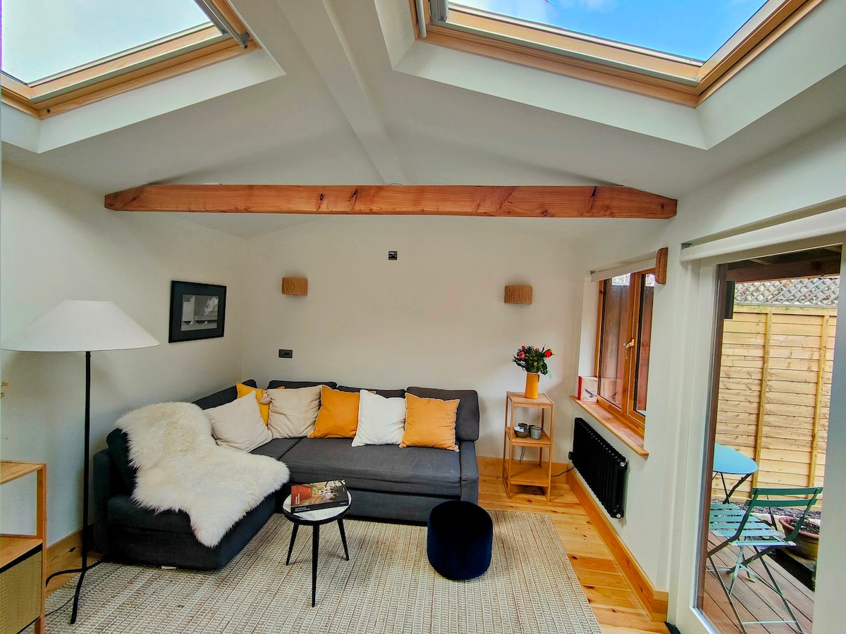 Popular Airbnb listing: Convenient Cosy Cabin near City Centre in Old Marston