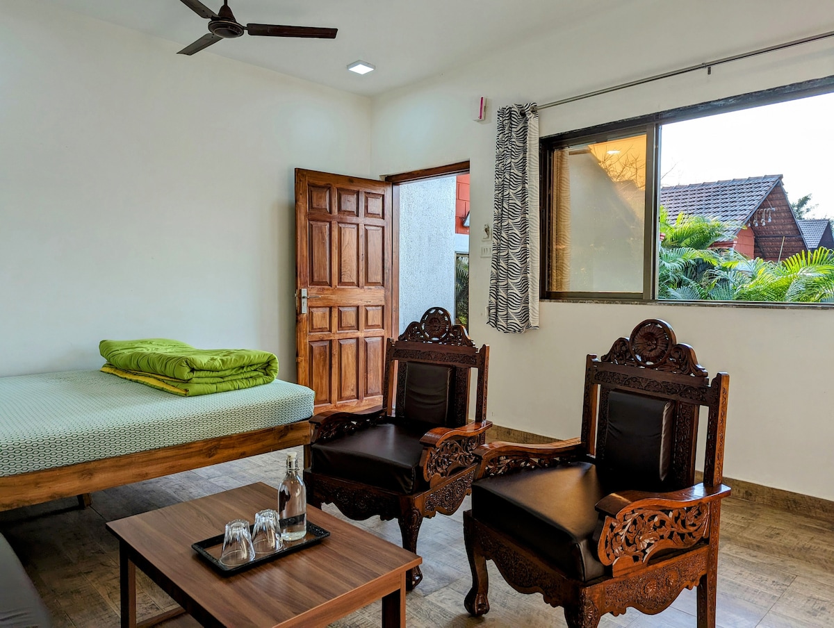 ชุดโซฟาสไตล์วินเทจพร้อมเตียงและทางเข้า เพลิดเพลินไปกับความเขียวขจีของสวนของเราจากหน้าต่าง